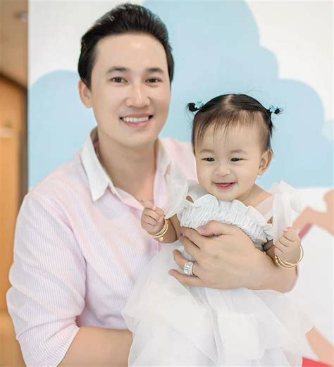 Cặp bố bỉm hot nhất miền Tây Thanh Đoàn Hà Trí Quang thụ tinh ống nghiệm con sinh đôi đẹp