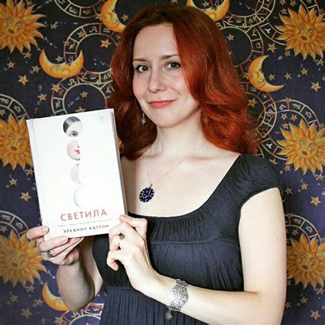 Рецензия на книгу Элеанор Каттон «Светила» | T shirts for women, Women ...