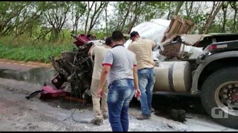 Acidente entre duas carretas e um ônibus deixa ao menos quatro mortes