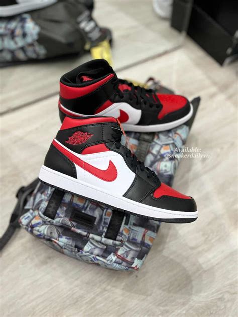 Giày Nike Air Jordan 1 Mid Bred Toe 554724 079