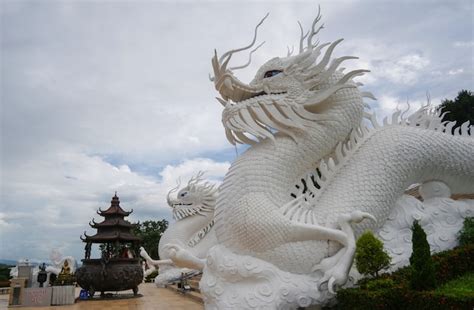 Premium Photo | White chinese dragon sculpture