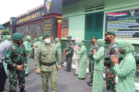 Kunjungi Yonarmed 11 Kostrad Pangkostrad Prajurit Kostrad Harus