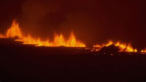 Un Volcán Entra En Erupción En La Península Islandesa De Reykjanes