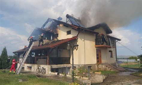 Update Foto Video Incendiu La P Cli A Acoperi Ul Unei Case A Luat Foc