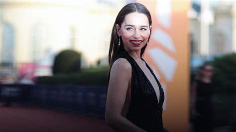 Emilia Clarke Tampil Memukau Dengan Gaun Payet Hitam Di Festival Film