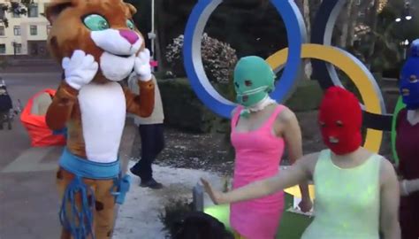 Após prisão Pussy Riot divulga clipe feito em Sochi ironizando Putin assista Jovem Pan