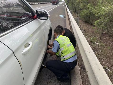 车辆爆胎抛锚，高速交警及时帮助换轮胎