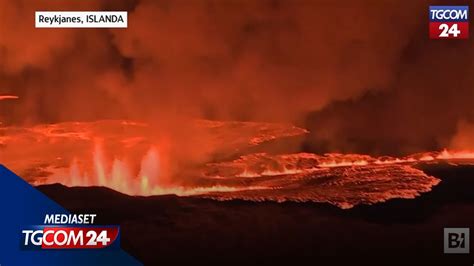 Islanda Il Momento Dell Eruzione Del Vulcano Sulla Penisola Di