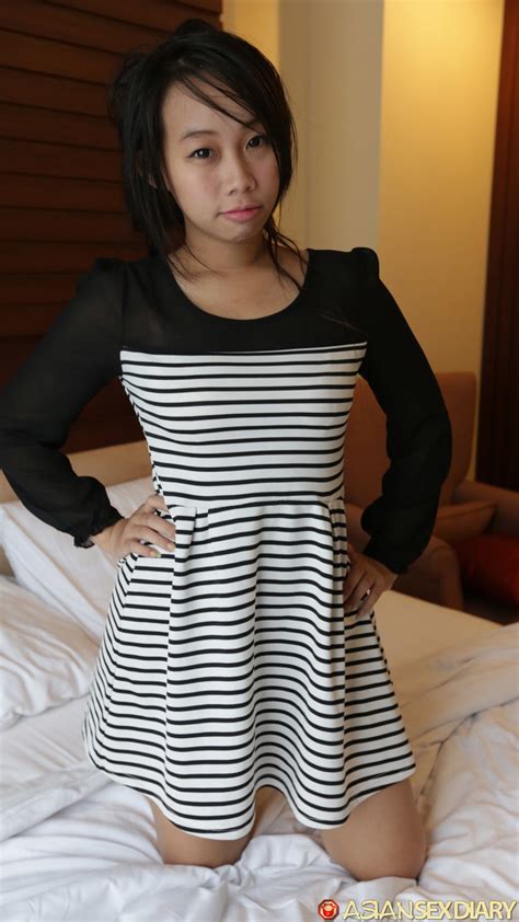 Amateur Asian Babe Da B Exposes Her Natural Tits And Takes A Boner Coedcherry