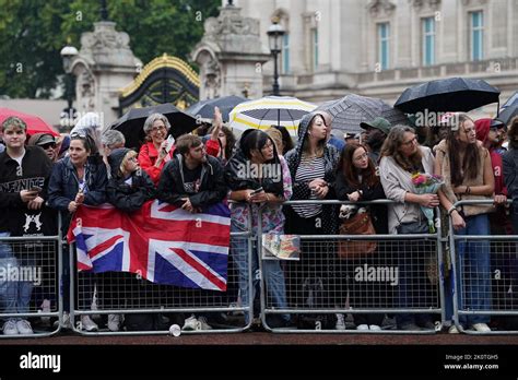 Les Foules Se Rassemblent Devant Buckingham Palace Londres Avant L