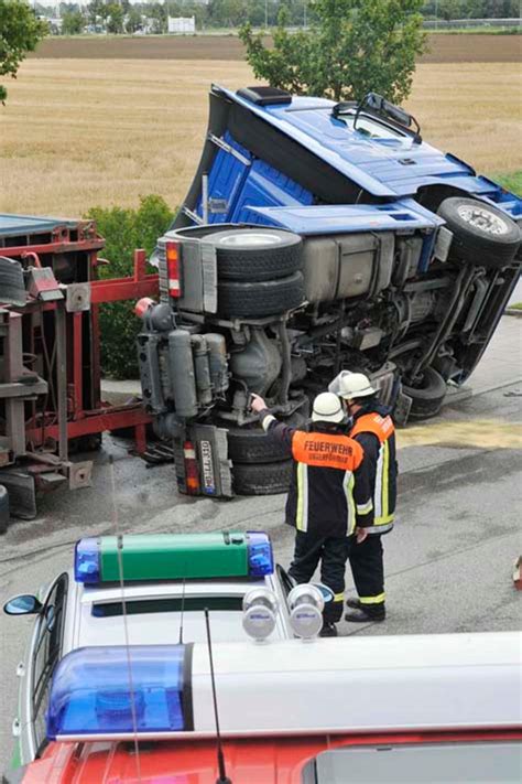 Sattelzug Kippt Im Kreisel Um