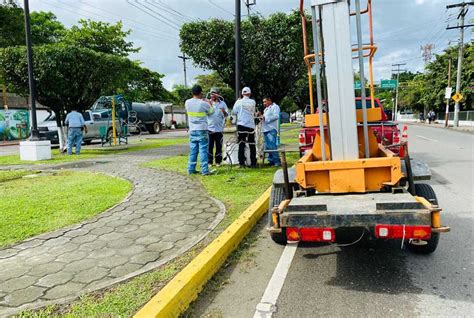 Instalaci N De Adornos Navide Os En La Calle Principal Municipalidad