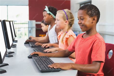 Criancas No Computador - Crianças da escola usando o computador na sala de aula | Foto Premium