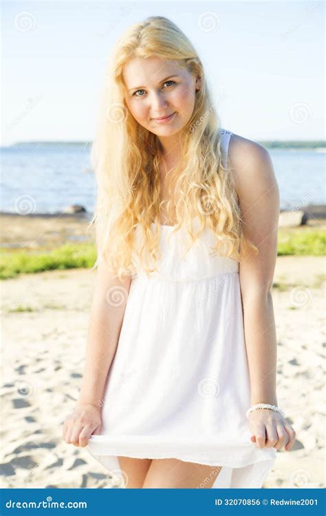 Jeune Femme Timide Dans La Robe Avec Des Poils Photo Stock Image Du