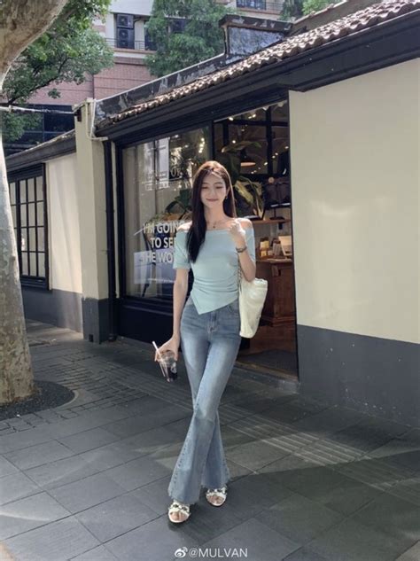 10 cách phối đồ nổi bật với quần jeans ống loe đang hot di 2024 Gaya model pakaian Pakaian