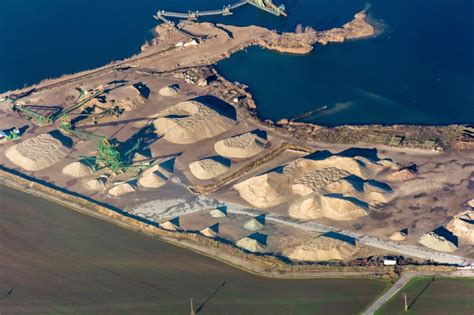 Luftaufnahme Plötzkau Baggersee und Kies Tagebau in Plötzkau im