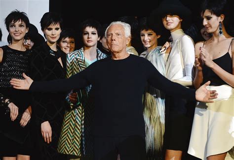 Джорджо Армани с манекените на колекцията Emporio Armani, есен/ зима ...