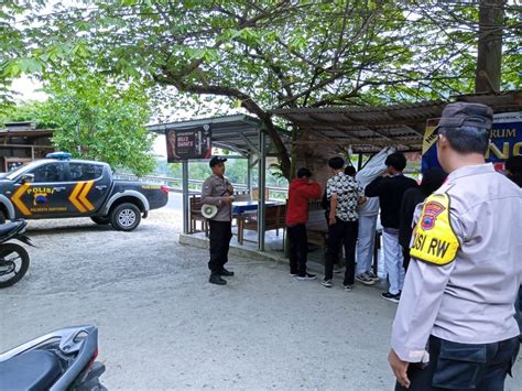 Sejumlah Pelajar Di Kebasen Kedapatan Asyik Nongkrong Di Warung Saat