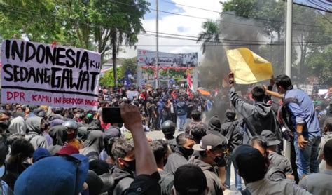 Aksi Demo Masyarakat Balikpapan Tolak UU Cipta Kerja Swarakaltim