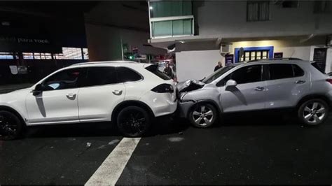 Carro De Luxo Atropela Pedestre E Esposa Da Vítima Persegue Motorista Até Ele Parar