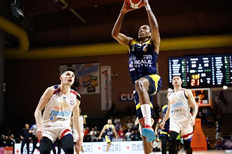 Basket La Reale Mutua Torna A Vincere Battuta Monferrato Nel Derby