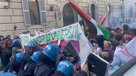 Roma Corteo Contro Governo Meloni Scontri Tra Manifestanti E Polizia