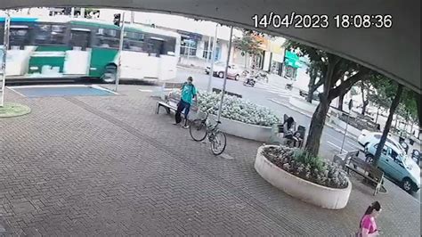 Imagens Mostram Homem Furtando Bicicleta No Centro Ele Trocou O