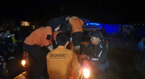 Basarnas Evakuasi Penumpang Kapal Mati Mesin Di Perairan Saponda