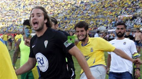 La afición de UD Las Palmas pide la expulsión del grupo que saltó al campo