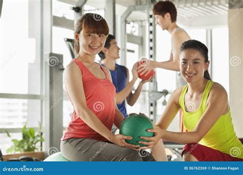 Grupo De Gente Joven Que Ejercita En El Gimnasio Imagen De Archivo