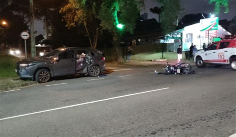 Motorista de SUV avança preferencial e motociclista fica gravemente