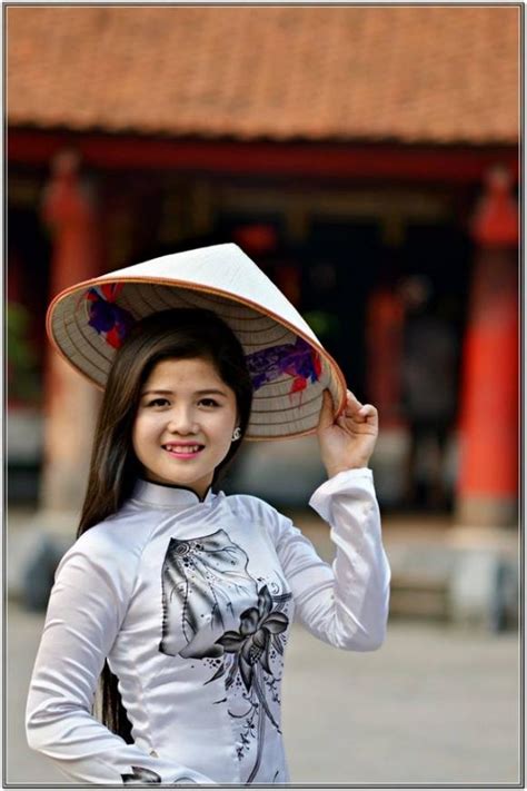 Lộ diện chân dung đời thường hot girl bán thịt heo gây sốt