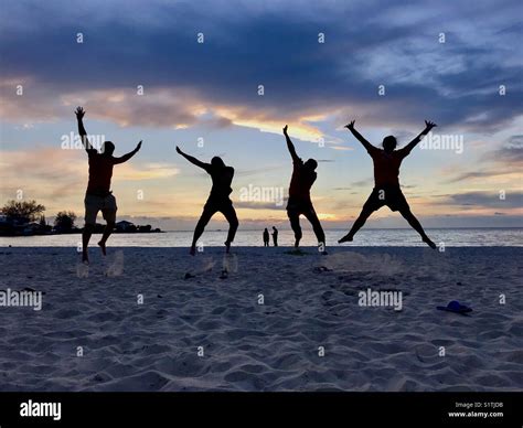 Mer sautant sur la plage Banque de photographies et dimages à haute