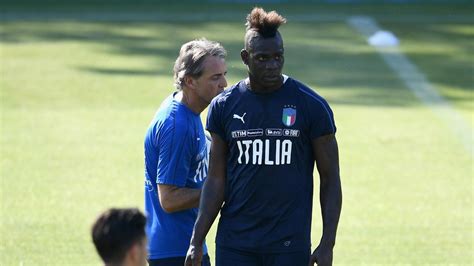 Calcio Italia Mario Balotelli Torna In Nazionale Roberto Mancini Lo Rispolvera Per Lo Stage