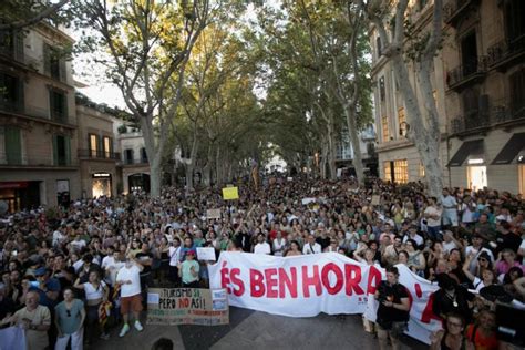 Tausende Protestieren Auf Der Spanischen Insel Mallorca Gegen