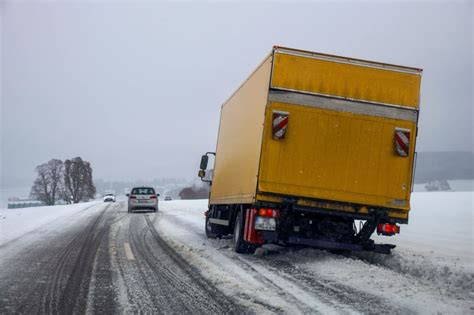 Wintereinbruch sorgt für gefährliches Glatteis und Verkehrsausfälle