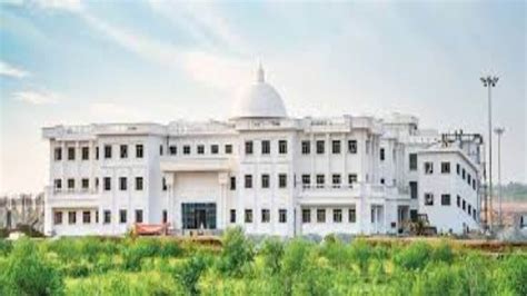 Iiit Raipur के कुलपति रिलीविंग के बाद भी ऑफिस में रहे मौजूद