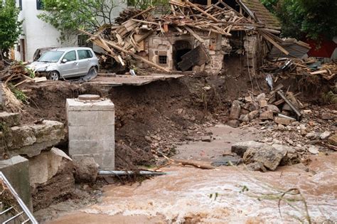 Hochwasserlage in BaWü Polizei sucht weiter nach vermisstem Feuerwehrmann