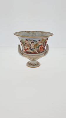 Capodimonte Urne En Porcelaine Blance Rehauts Polychrom