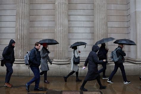 women  uk finance earn     male colleagues data shows
