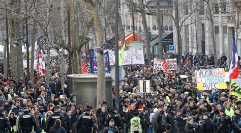 Des milliers de personnes ont manifesté contre la réforme des retraites