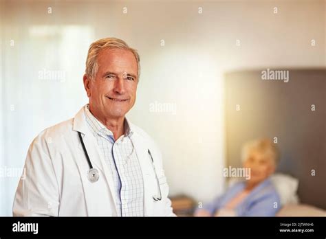 Mes patients aiment ma façon de se faire au chevet du patient Portrait d un médecin mature avec