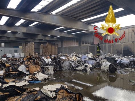 Via Pontina Vecchia Maxi Rogo Nella Cartiera Vicino Alla Eco X Il Tempo