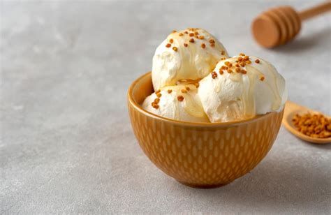 Helado de yogurt con piñones y miel receta de Itatí Cantoral en Divina