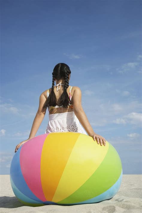 Frau Im Bikini Der Auf Wasserball Auf Strand Sitzt Stockfoto Bild