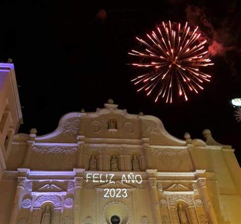 Hondureños dan la bienvenida al 2023 con 12 campanadas y espectáculo de