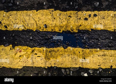 Double Yellow Line Road Markings Stock Photo: 114492346 - Alamy