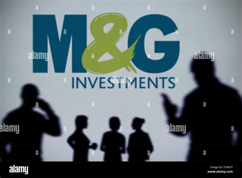 El Logotipo De M G Investments Es Visto En Una Pantalla LED En El Fondo