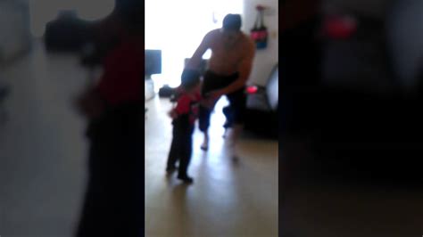 Brutal niño es golpeado por su padre YouTube