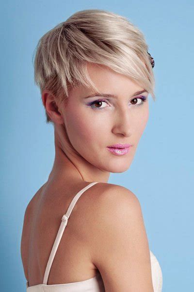 Blonder Pixie Cut Mit Seitenscheitel Freche Pfiffige Und Flippige